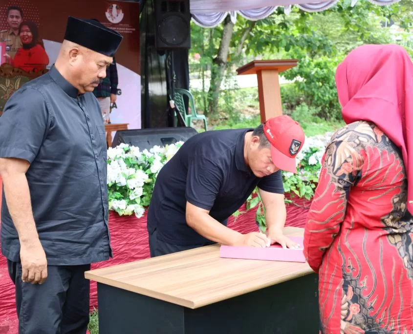 Pelantikan pengurus baru forum RT oleh camat Tenggarong, Sukono dan dihadiri Bupati Kukar, Edi Damansyah (Foto: istimewa)