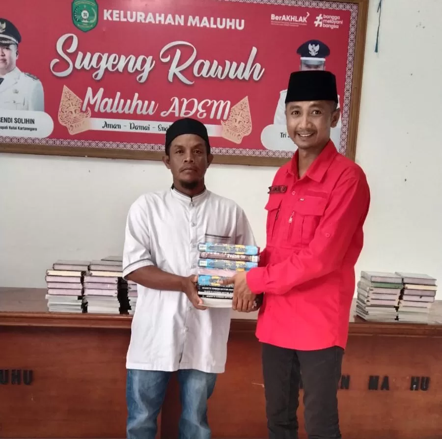 Penyerahan bantuan Al-Qur'an dan Iqro kepada beberapa TPA/TPQ (Foto: Istimewa)