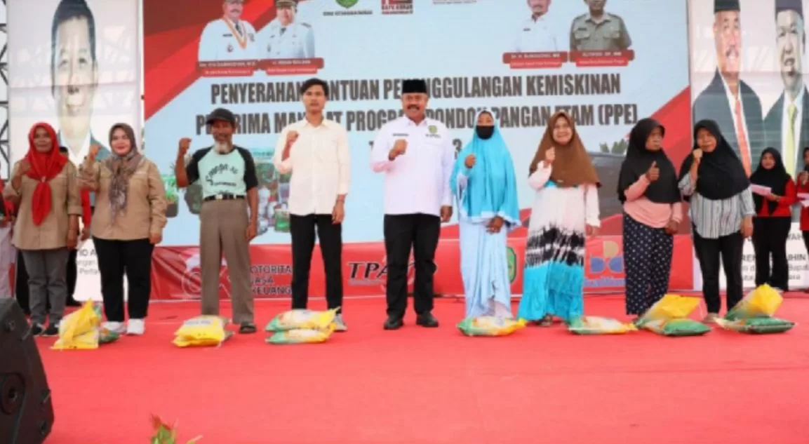 Penyerahan bantuan kepada warga membutuhkan oleh Bupati Kukar, Edi Damansyah (Foto: Istimewa)