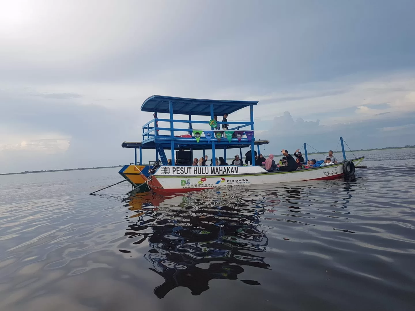 Kapal penumpang menuju Desa Wisata Pela (Foto: Apr/Klausa)