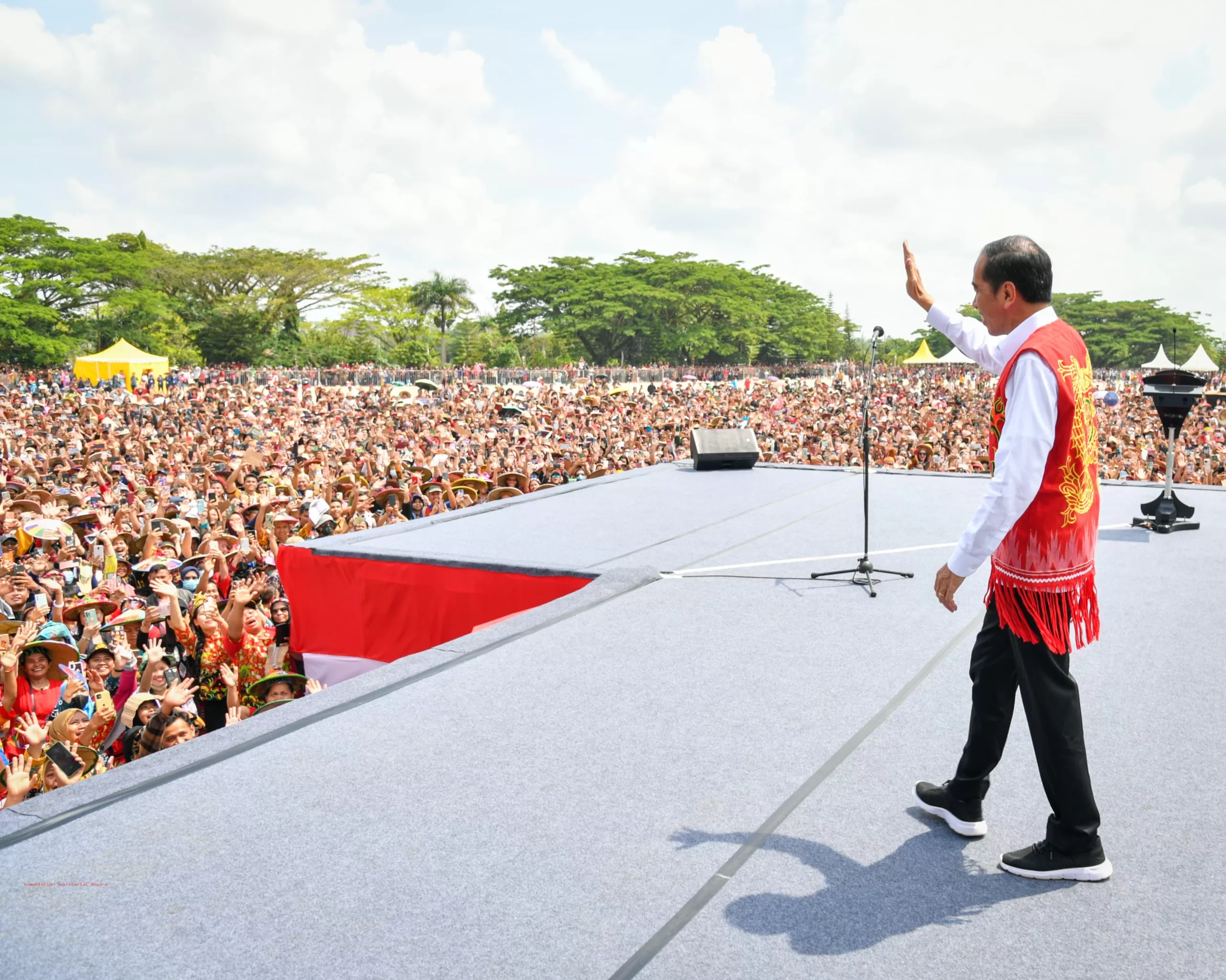 Presiden RI, Joko Widodo menghadiri festival budaya Dangai Ehau di Kutai Barat (Foto: setneg.go.id)