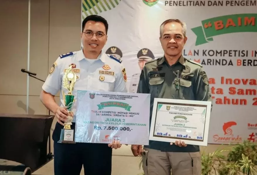Dishub Kota Samarinda menerima Juara 2 dalam ajang BAIMBAI yang diadakan Bappedalitbang Samarinda (Foto: Istimewa)