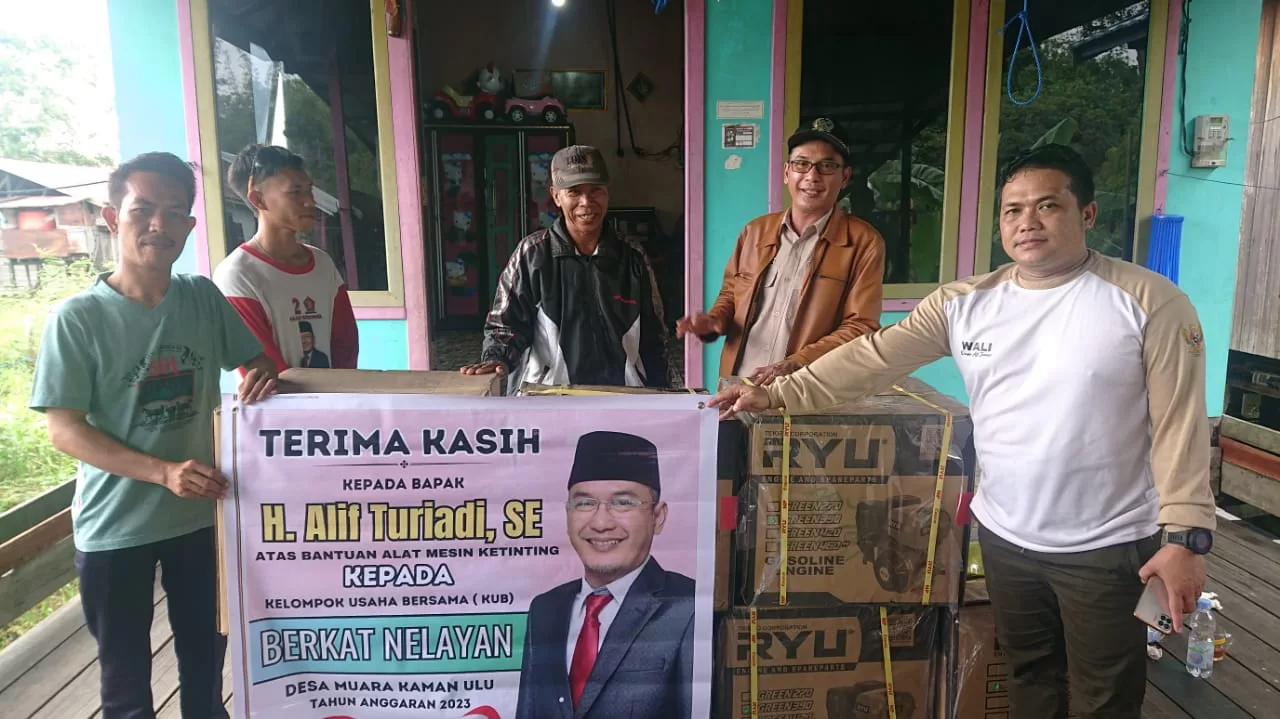 Wakil Ketua DPRD Kukar, Alif Turiadi menyalurkan bantuan mesin ces kepada kelompok nelayan di kecamatan Muara Kaman (Foto: Istimewa)
