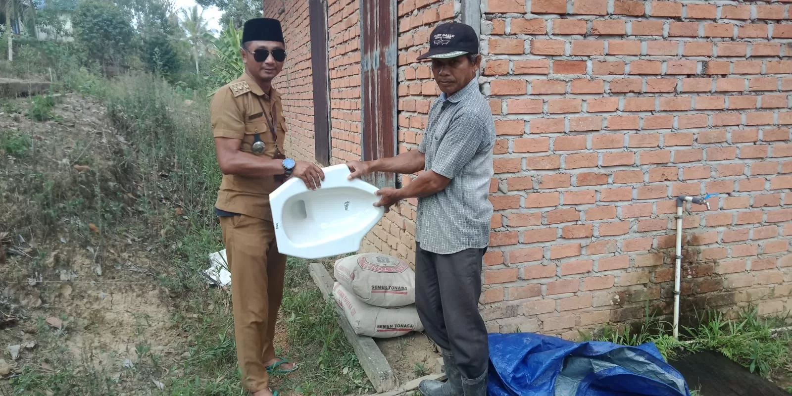 Pemerintah Kelurahan Maluhu menyalurkan bantuan toilet kepada warganya yang membutuhkan (Foto: Istimewa)