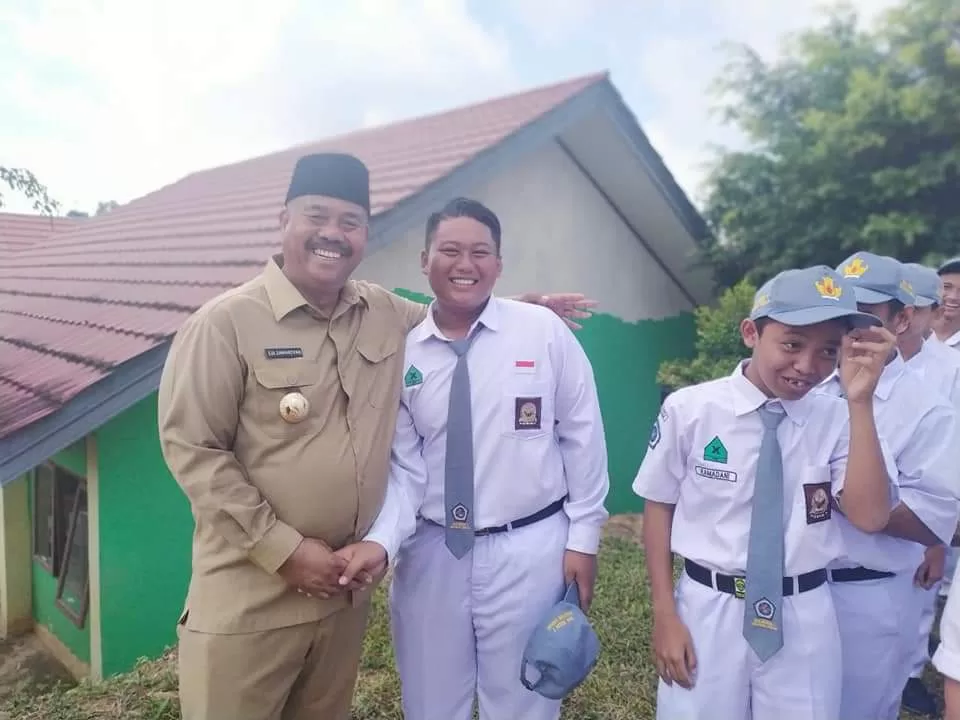 Bupati Kukar, Edi Damansyah foto bersama beberapa murid (Foto: Istimewa)