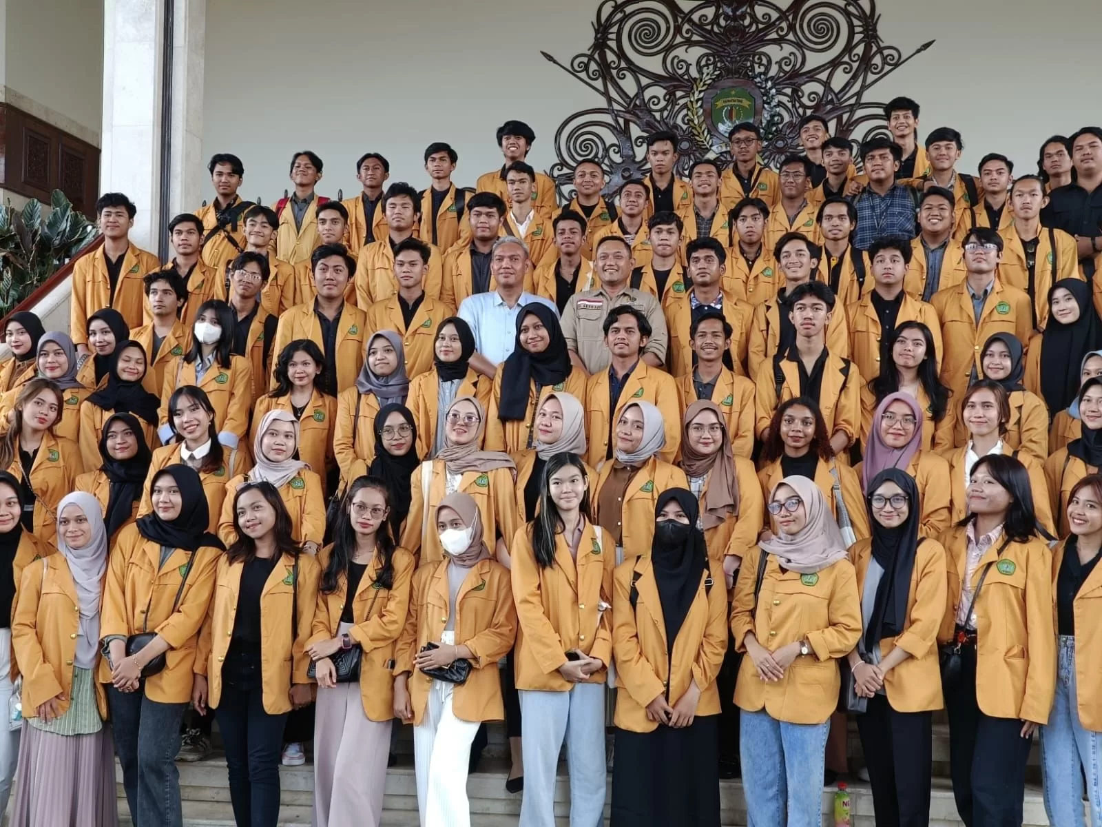 Wakil Ketua DPRD Kaltim, Seno Aji foto bersama puluhan mahasiswa Fisipol Unmul (Foto: Apr/Klausa)