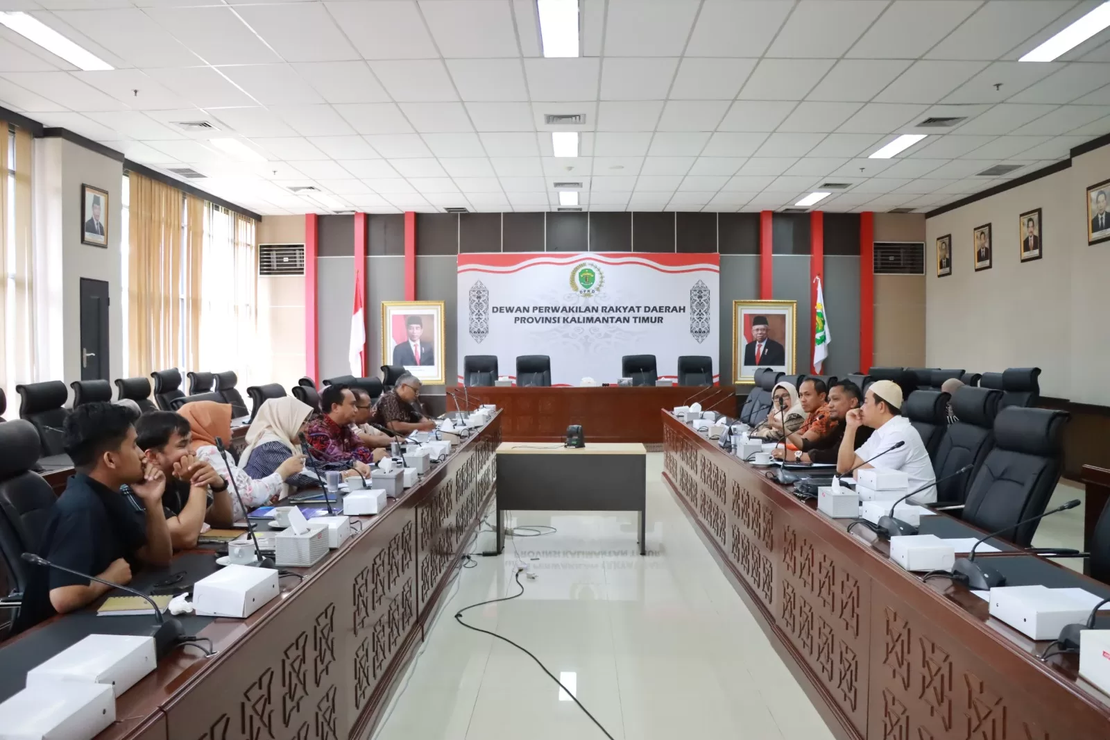Komisi II DPRD Kaltim menggelar rapat dengar pendapat bersama Disperindagkop UKM Kaltim (foto: Apr/Klausa)
