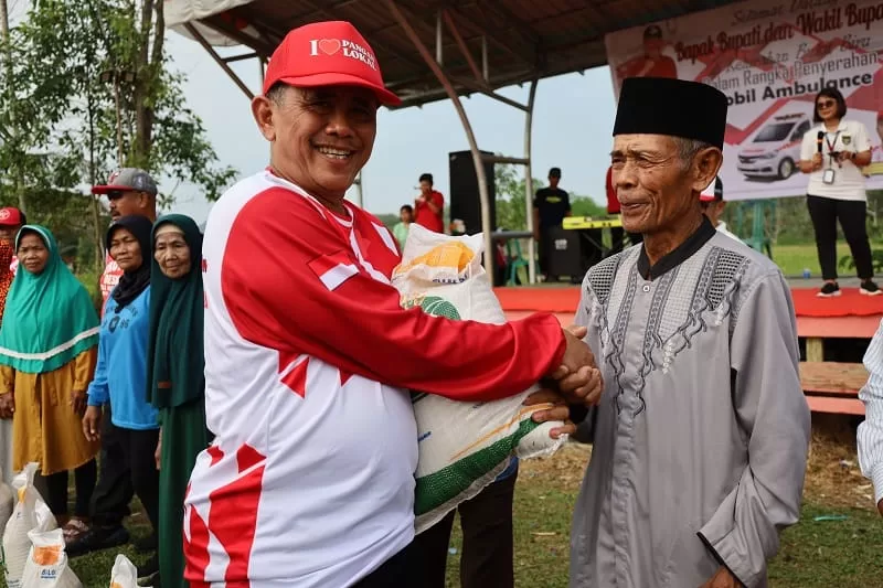 Penyerahan bantuan beras di kelurahan Bukit Biru (Foto: Klausa)