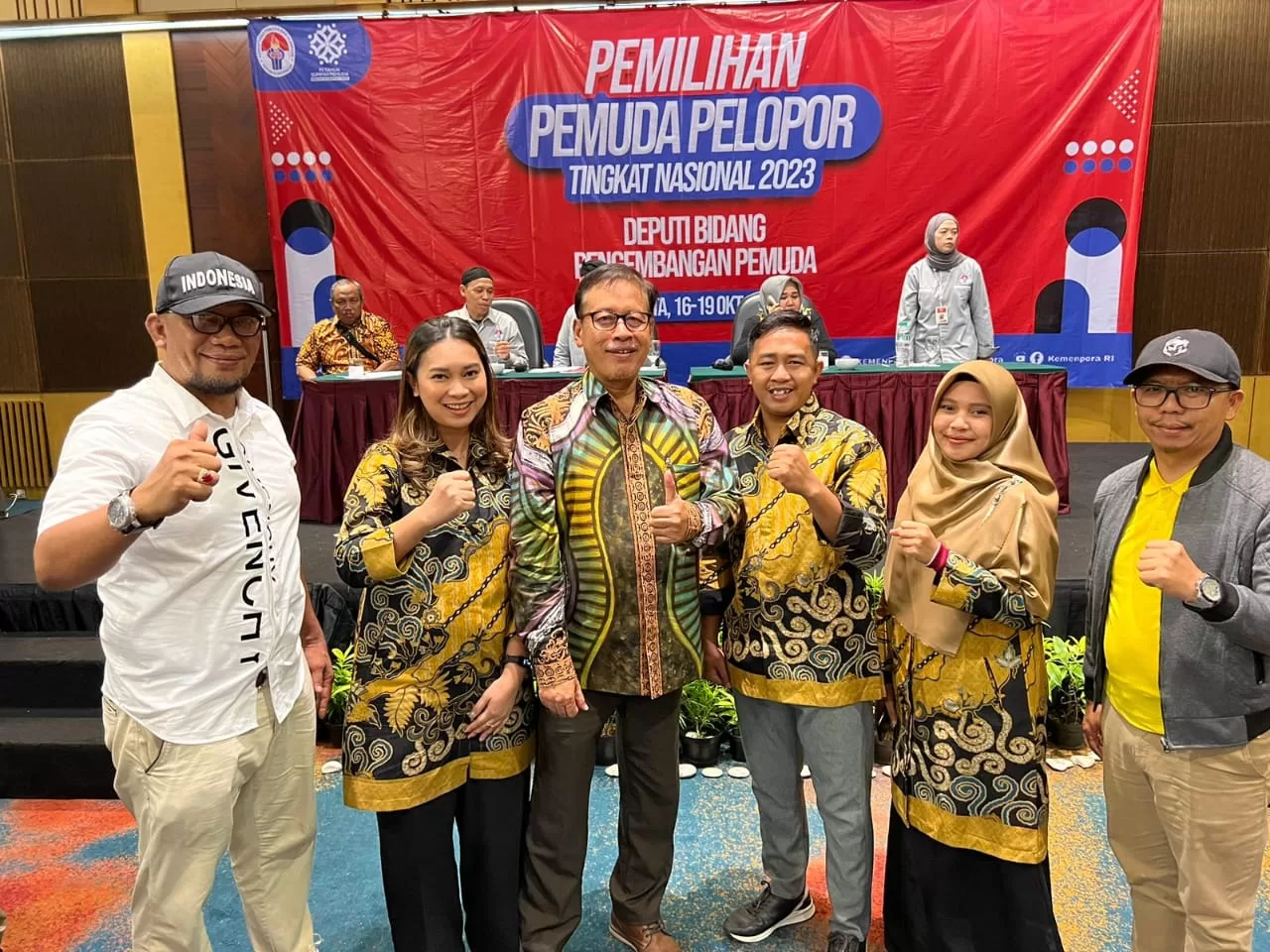 Kepala Bidang Pemberdayaan Pemuda Dispora Kaltim, Rasman (paling kanan), saat bersama Pemuda Pelopor Kaltim di Tingkat Nasional. (Ist)