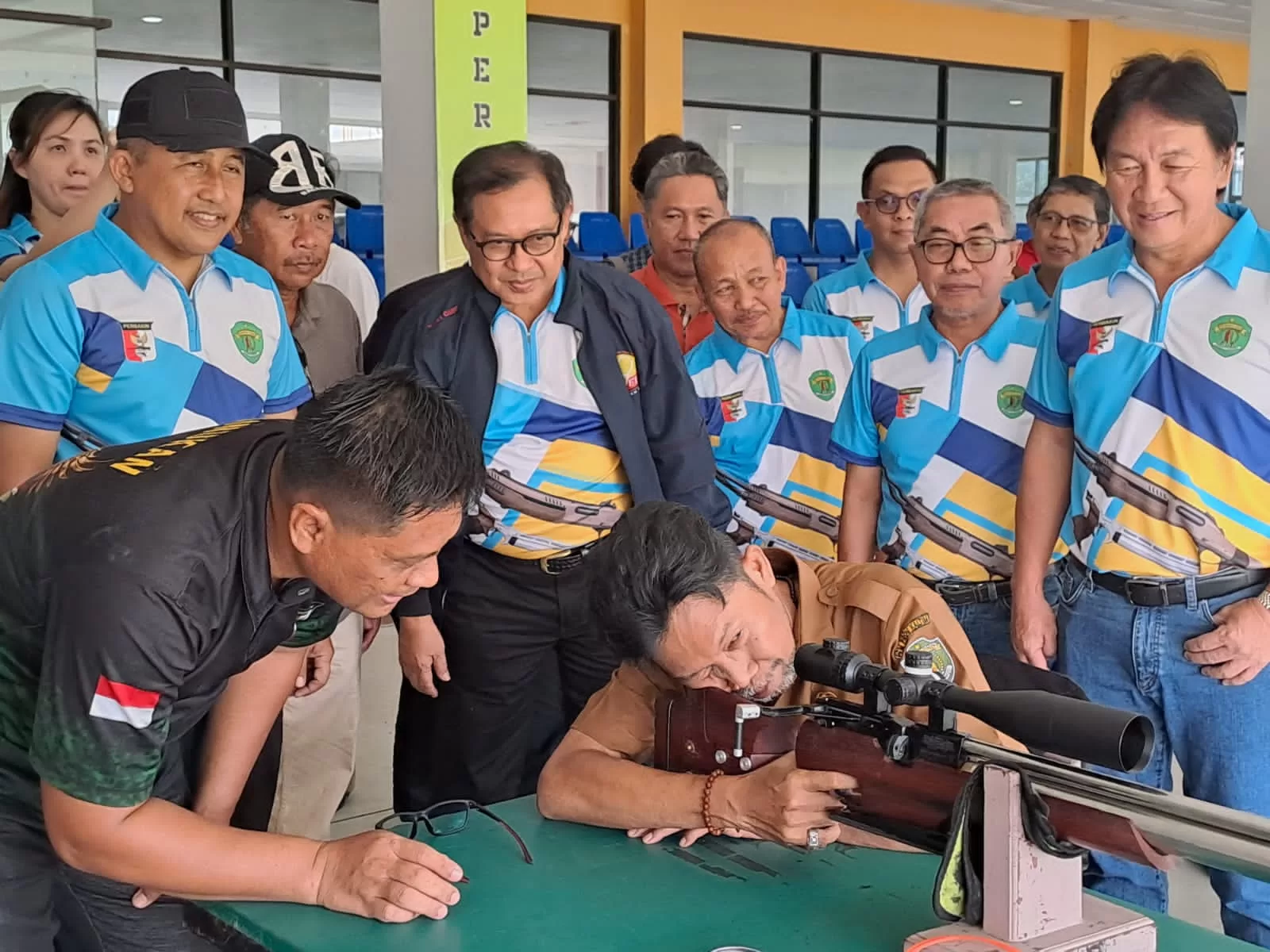 Kadispora Kaltim AHK melakukan tembakan pertama membuka kejurnas menembak di Balikpapan, Selasa (14/11/2023) (Foto: Istimewa)