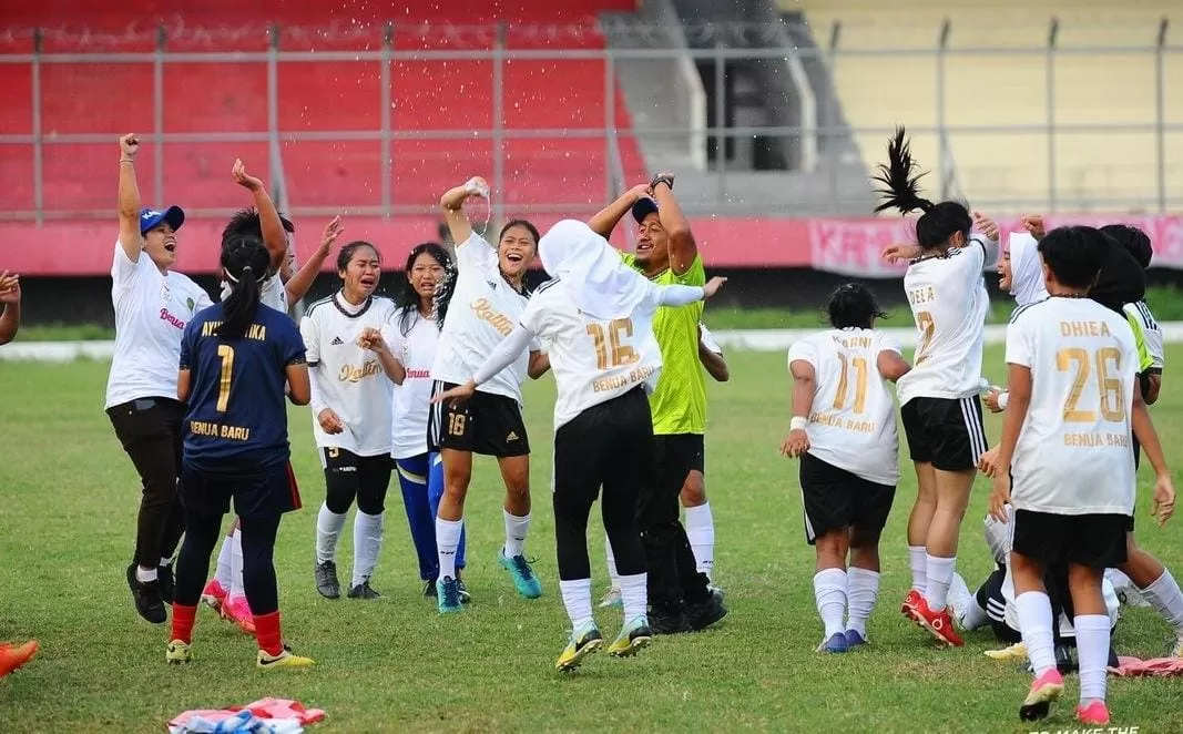Pesepak bola wanita dalam ajang Piala Gubernur Kaltim (Foto: Istimewa)