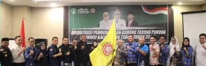 Penyerahan secara simbolis tiang bendera dan bendera karang taruna kepada Dinas DP3AK Kota Balikpapan (Foto: Istimewa)