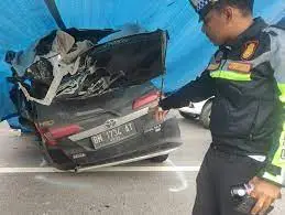 Tampak belakang mobil Calya korban kecelakan maut di Tol Pekanbaru-Dumai (Foto: Ist)