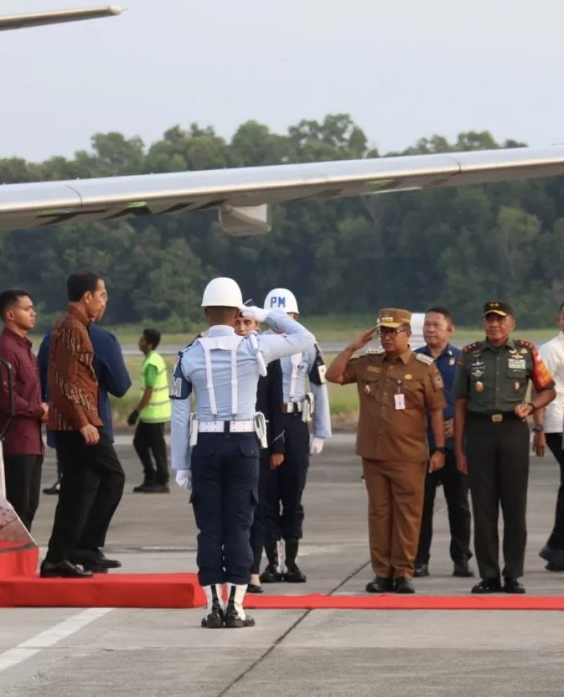 Pj Gubernur Kaltim, Akmal Malik menyambut kedatangan Presiden RI, Joko Widodo (Foto: Kaltimprov.go.id)