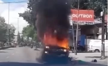 Sebuah mobil yang dibakar massa yang mengiringi jenazah Lukas Enembe (Foto: Istimewa)