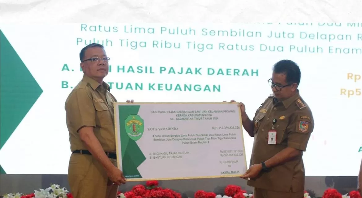 Penyerahan penghargaan oleh Pj Gubernur Kaltim, Akmal Malik kepada Sekda Kota Samarinda Hero Mardanus (Foto: Ist)