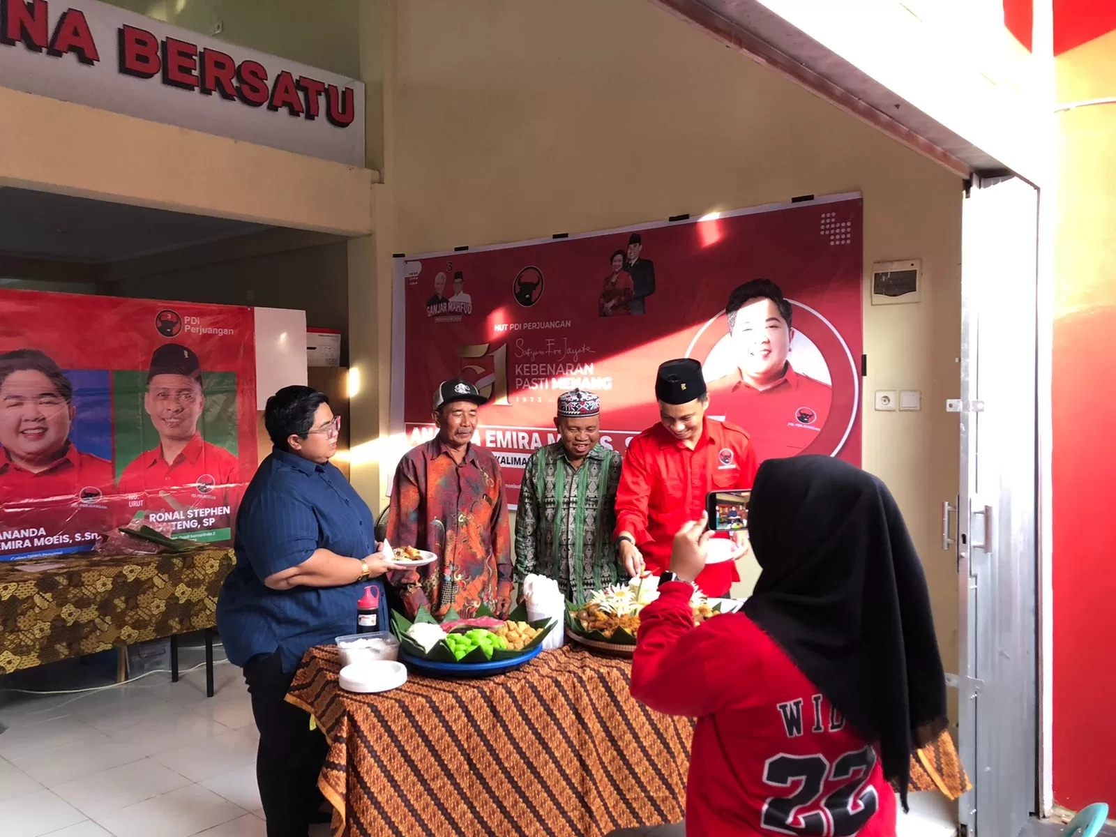 Potong tumpeng pada perayaan ulang tahun PDI Perjuangan ke-51 (Foto: Yah/Klausa)