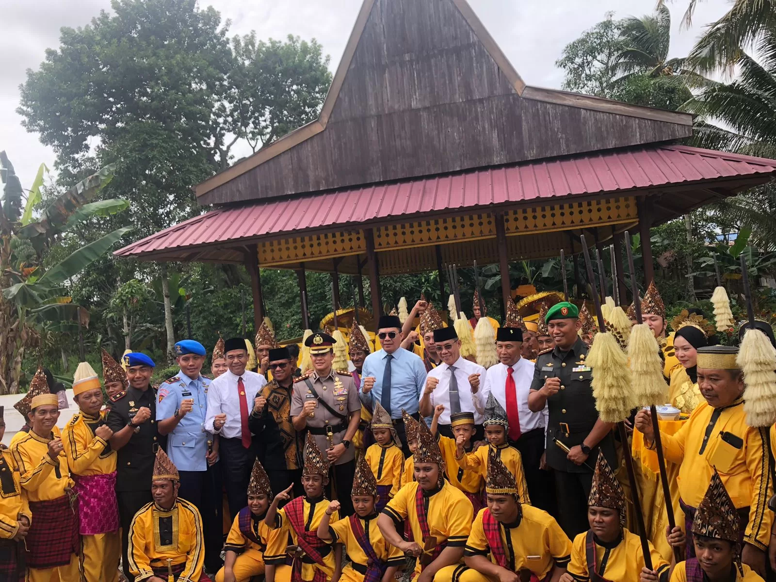 Wali Kota dan Wakil Wali Kota Samarinda saat berziarah ke makam Daeng Mangkona (Foto: Yah/Klausa)
