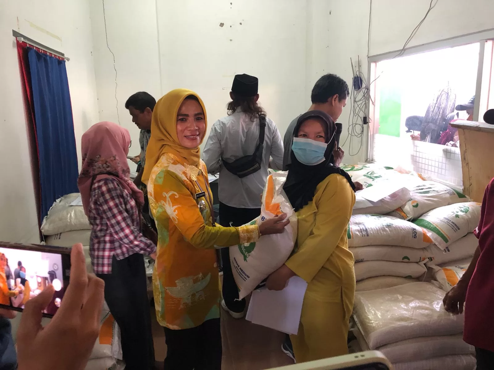 Camat Samarinda Kota, Anis Siswantini menyalurkan bantuan beras secara simbolis (Foto: Yah/Klausa)