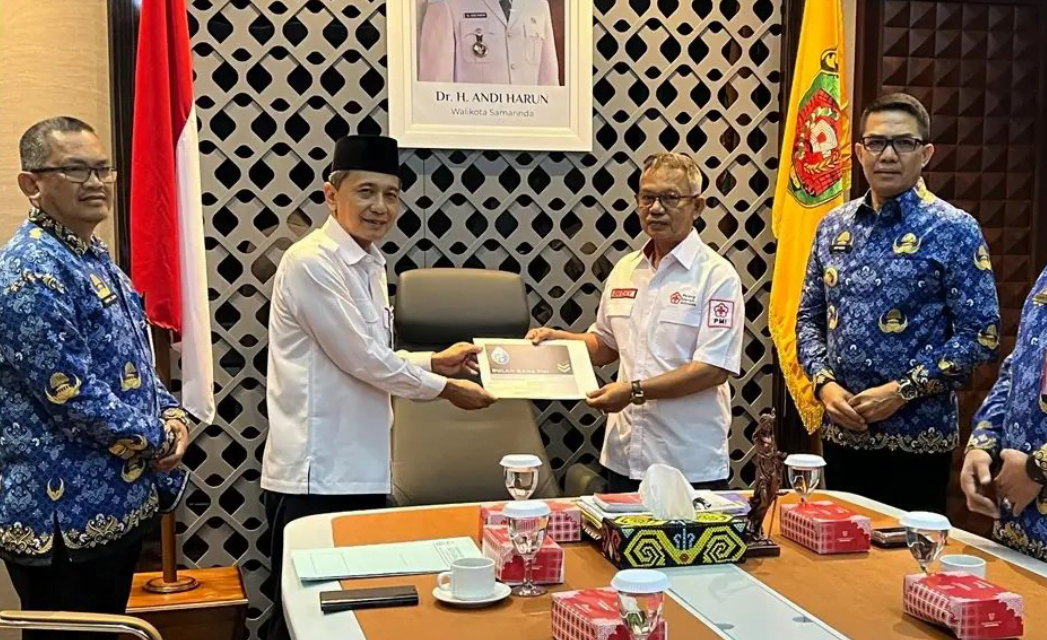 Penyerahan donasi oleh Direktur Utama Perumdam Tirta Kencana Samarinda, Nor Wahid Hasyim, kepada Ketua PMI Samarinda, Decky Zulkifli (Foto: @pemkot.samarinda)