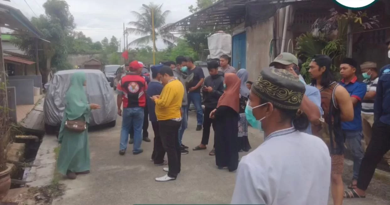 Warga yang berkumpul di depan rumah Abdul Kadir (foto: Istimewa)