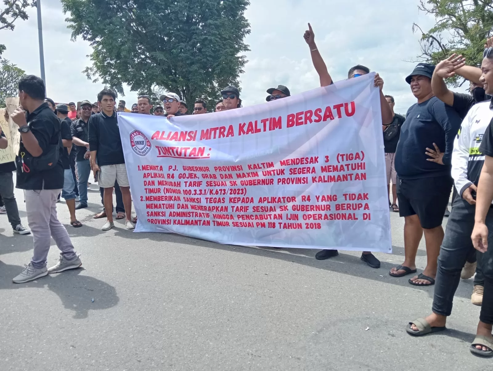 Aksi unjuk rasa di depan kantor Gubernur Kaltim oleh Aliansi Mitra Kaltim Bersatu (Foto: Yah/Klausa)