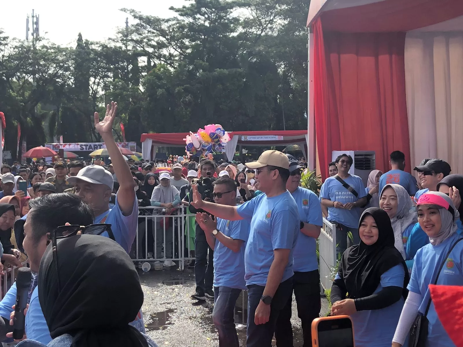 Jalan santai di GOR Segiri dalam rangka HUT Kota Samarinda dan Pemkot Samarinda (Foto: Yah/Klausa)