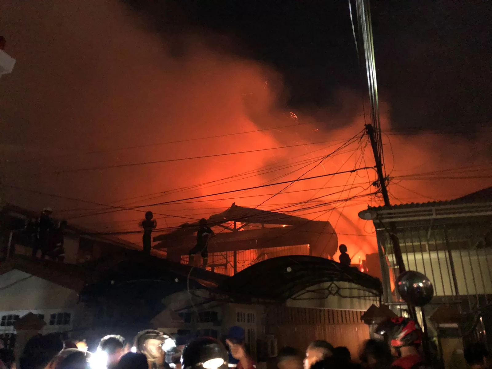 Situasi kebakaran di jalan Gatot Subroto, Samarinda (Foto: Yah/Klausa)