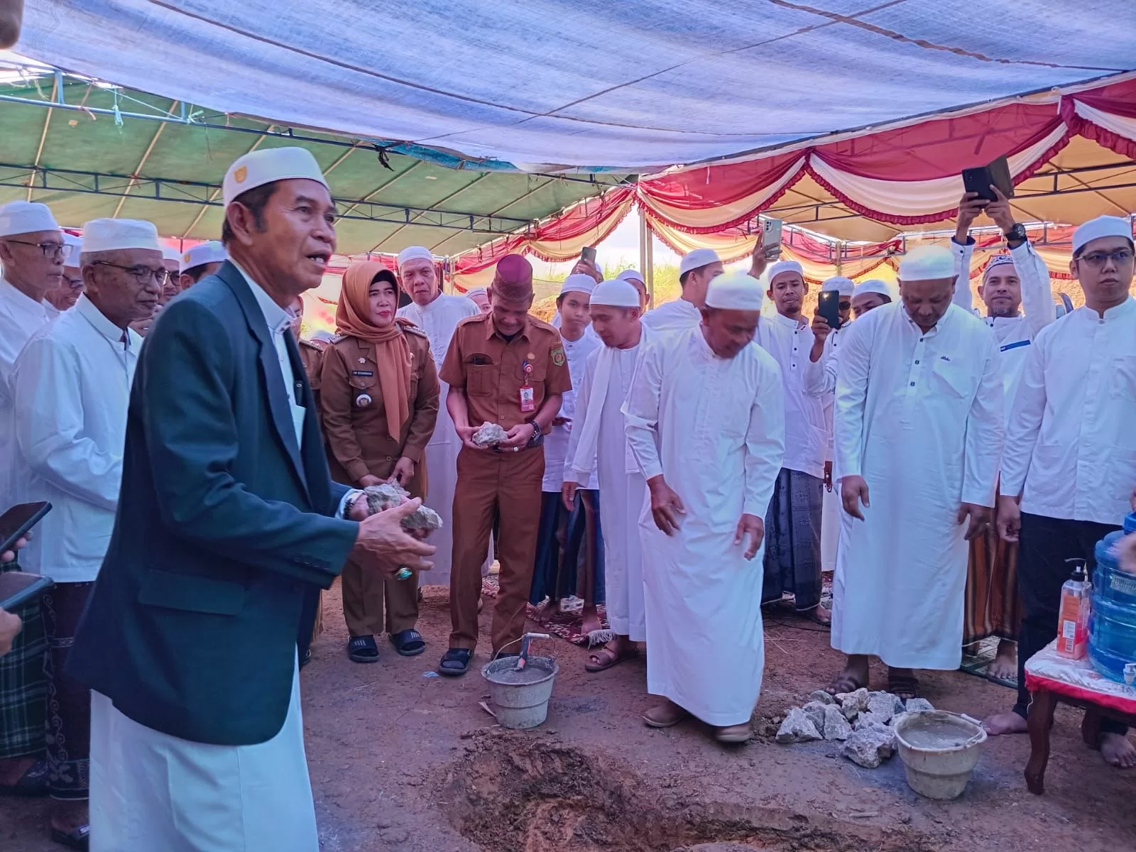 Peletakan batu pertama pembangunan Pondok Pesantren Barokah Sekumpul Tunggal (Foto: Yah/Sekala)