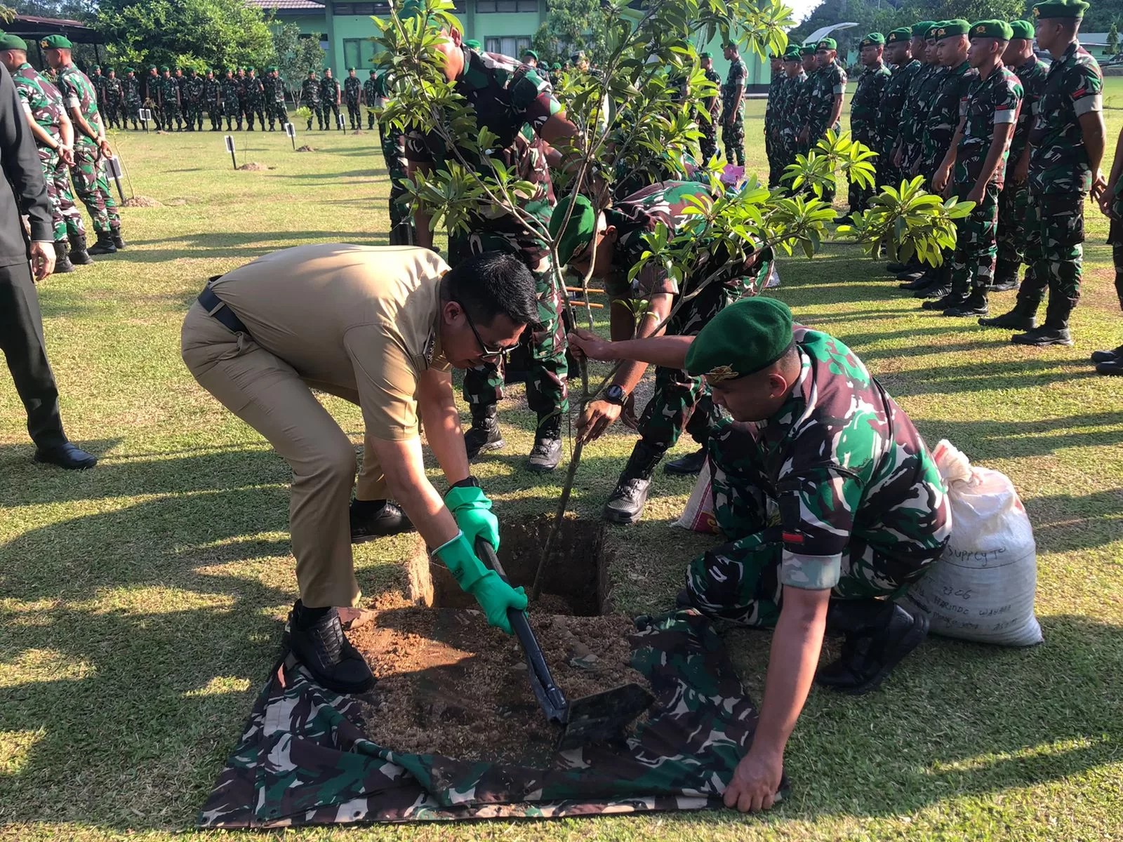 Penanaman pohon oleh Wali Kota Samarinda, Andi Harun (Foto: Yah/Klausa)