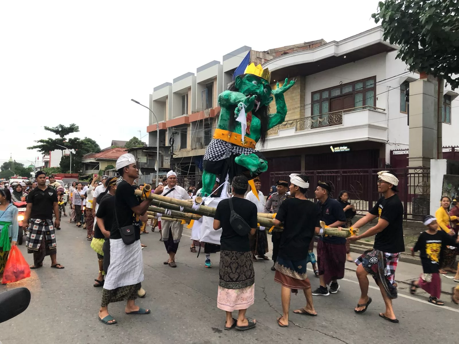Pawai Ogoh-ogoh dalam menyambut hari Raya Nyepi 1 Saka 1946 (Foto: Yah/Klausa)