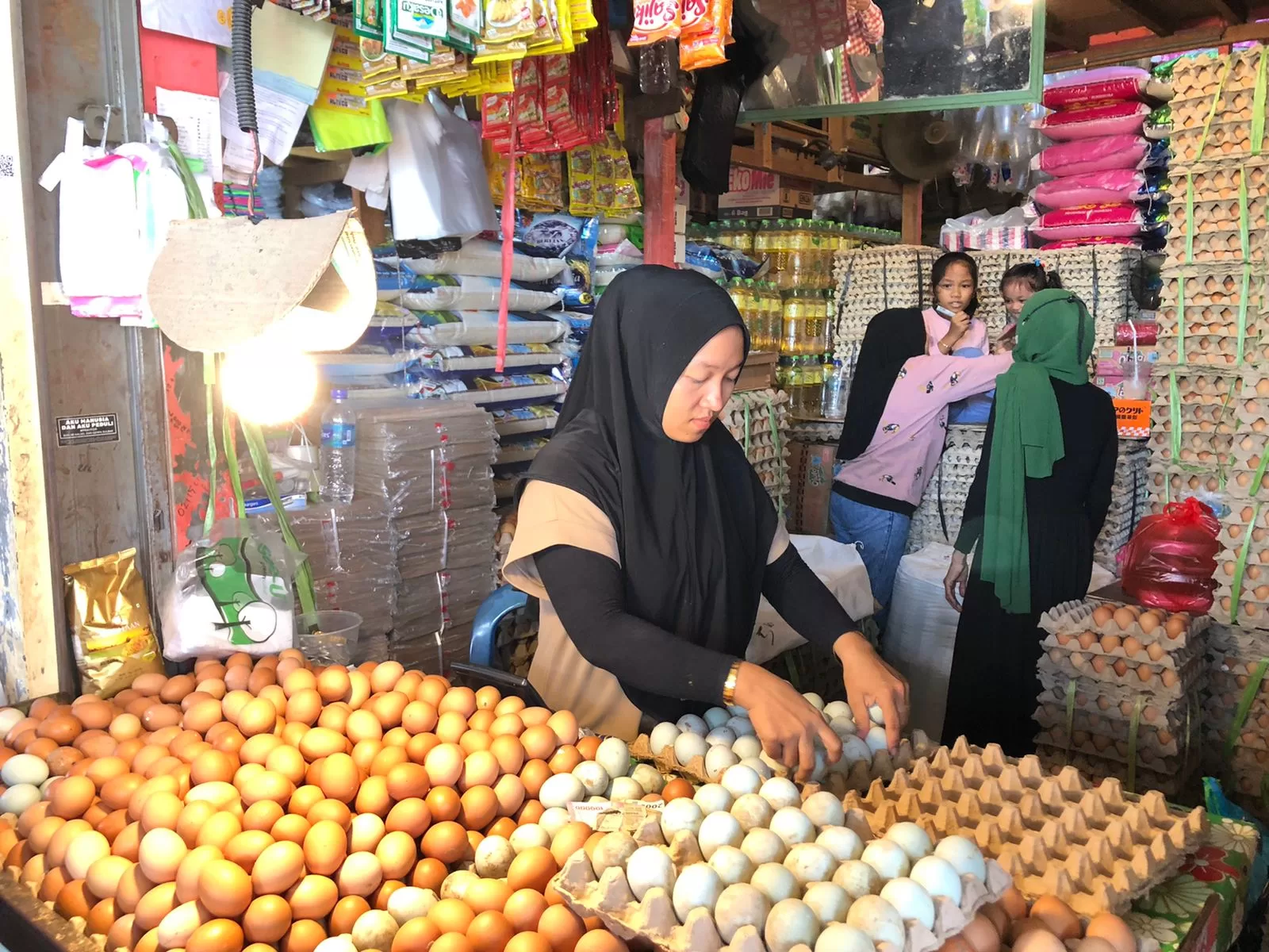 Pedagang sembako di pasar kedondong, Sungai Kunjang, kota Samarinda (Foto: Yah/Klausa)