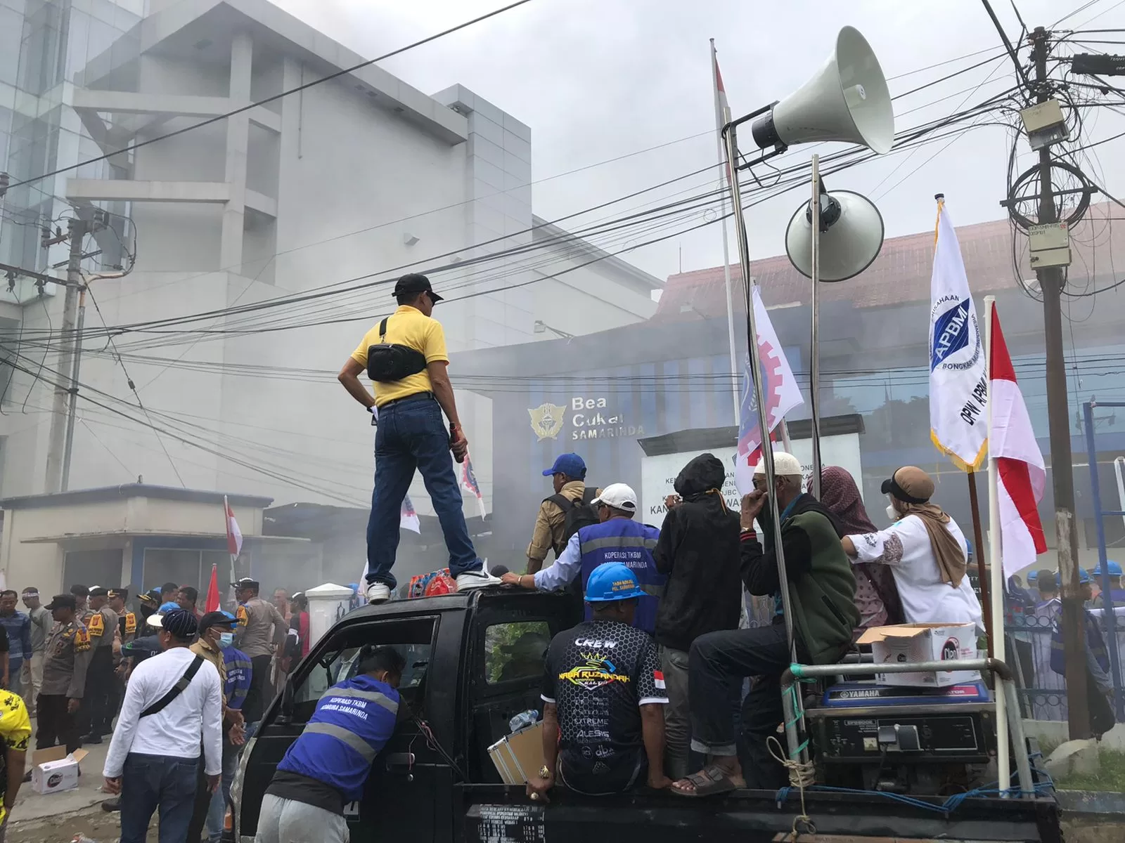 Aksi demonstrasi didepan kantor Bea Cukai Samarinda (Foto: Yah/Klausa)