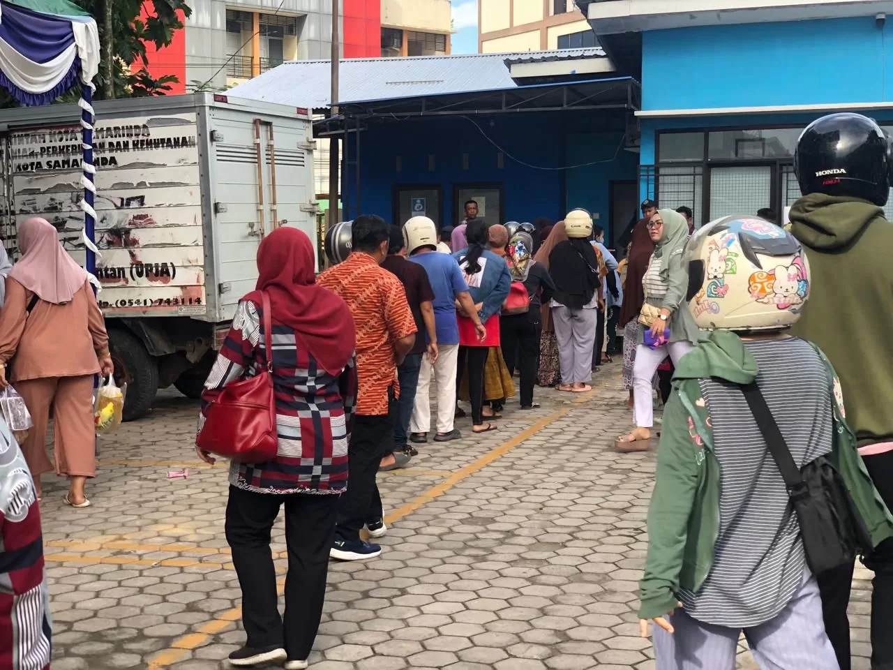 Antrean masyarakat menyambut Gerakan Pangan Murah (Foto: Yah/Klausa)