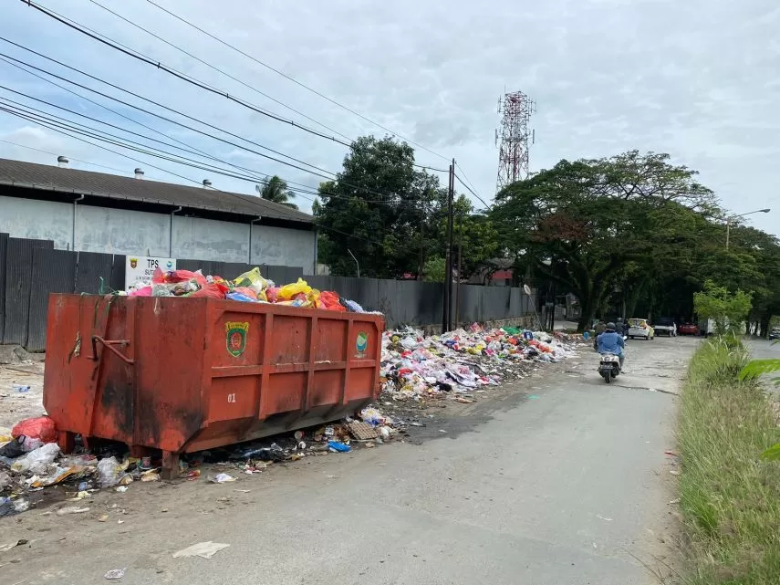 Penumpukan sampah yang terjadi disalah satu TPS di Samarinda (Foto: Yah/Klausa)