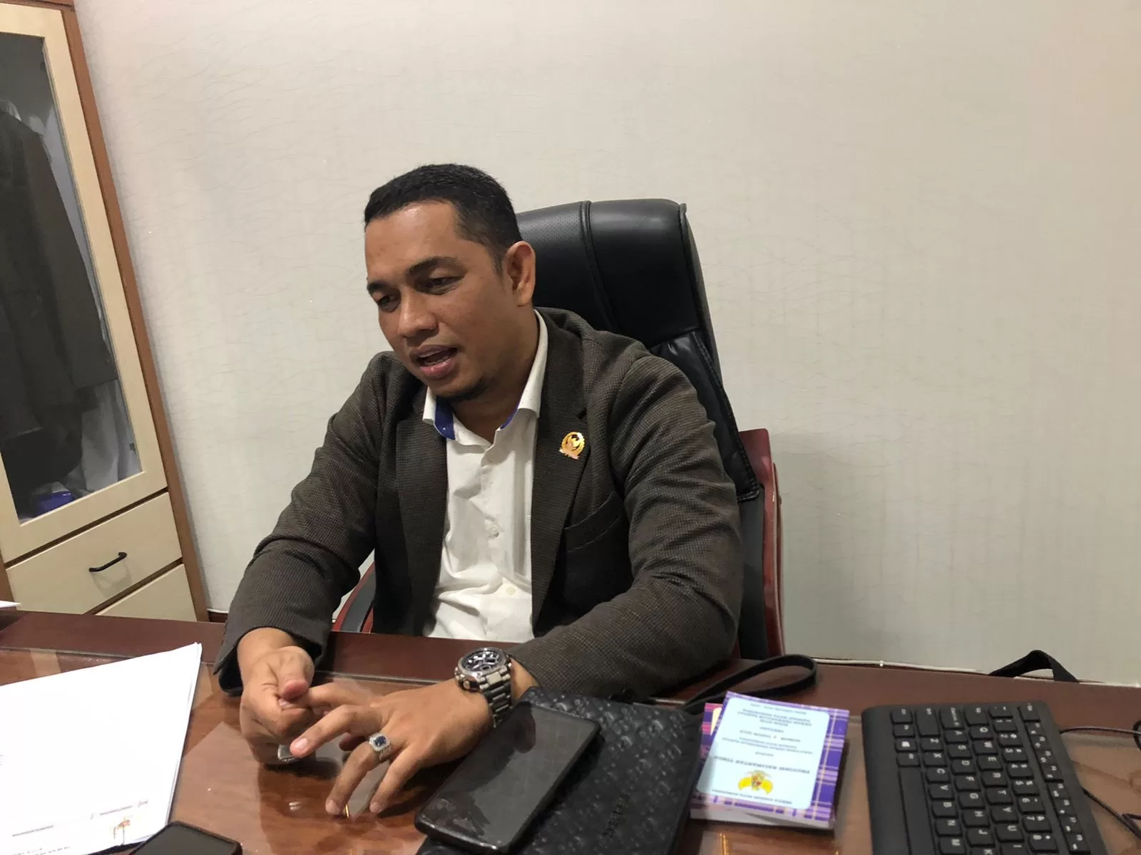 Anggota Komisi l DPRD Samarinda, Abdul Khairin saat diwawancarai. (Foto: Yah/Klausa)