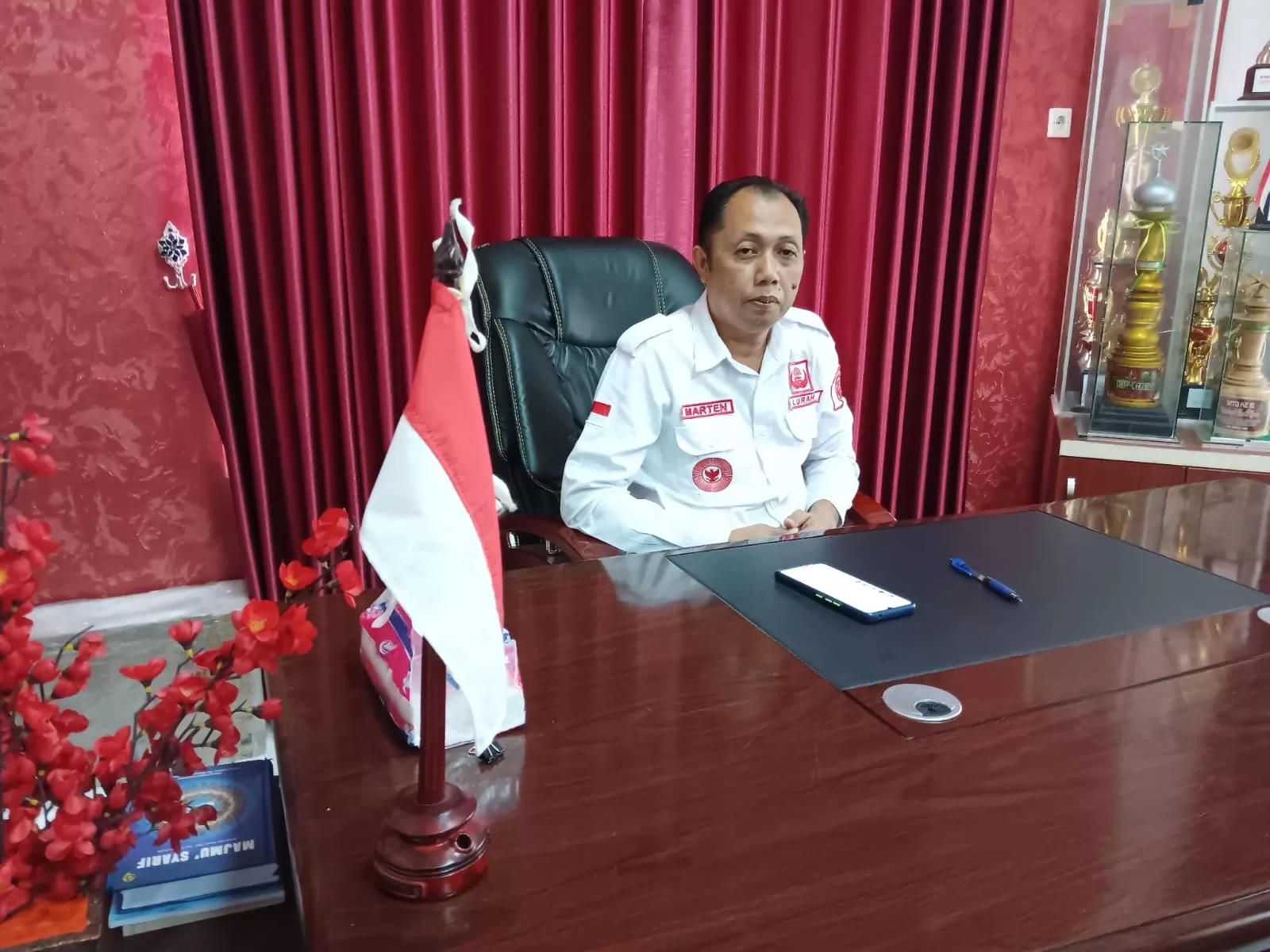Marten Hedy Yudha Murhans, Lurah Timbau (Foto: Klausa)