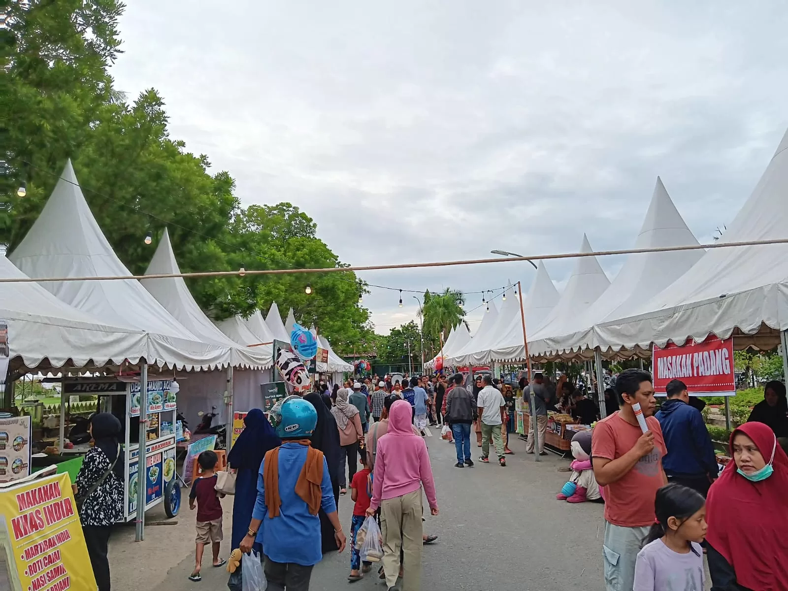 Suasana Lorong Pasar Ramadan Tenggarong, pada Rabu, 13 Maret 2024. (Foto: Ah/Klausa)