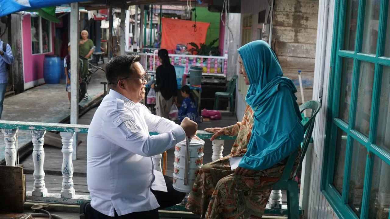 Wakil Bupati Kukar, Rendi Solihin mengunjungi dan menyalurkan bantuan kepada warga Desa Muara Pantuan (Foto: Istimewa)