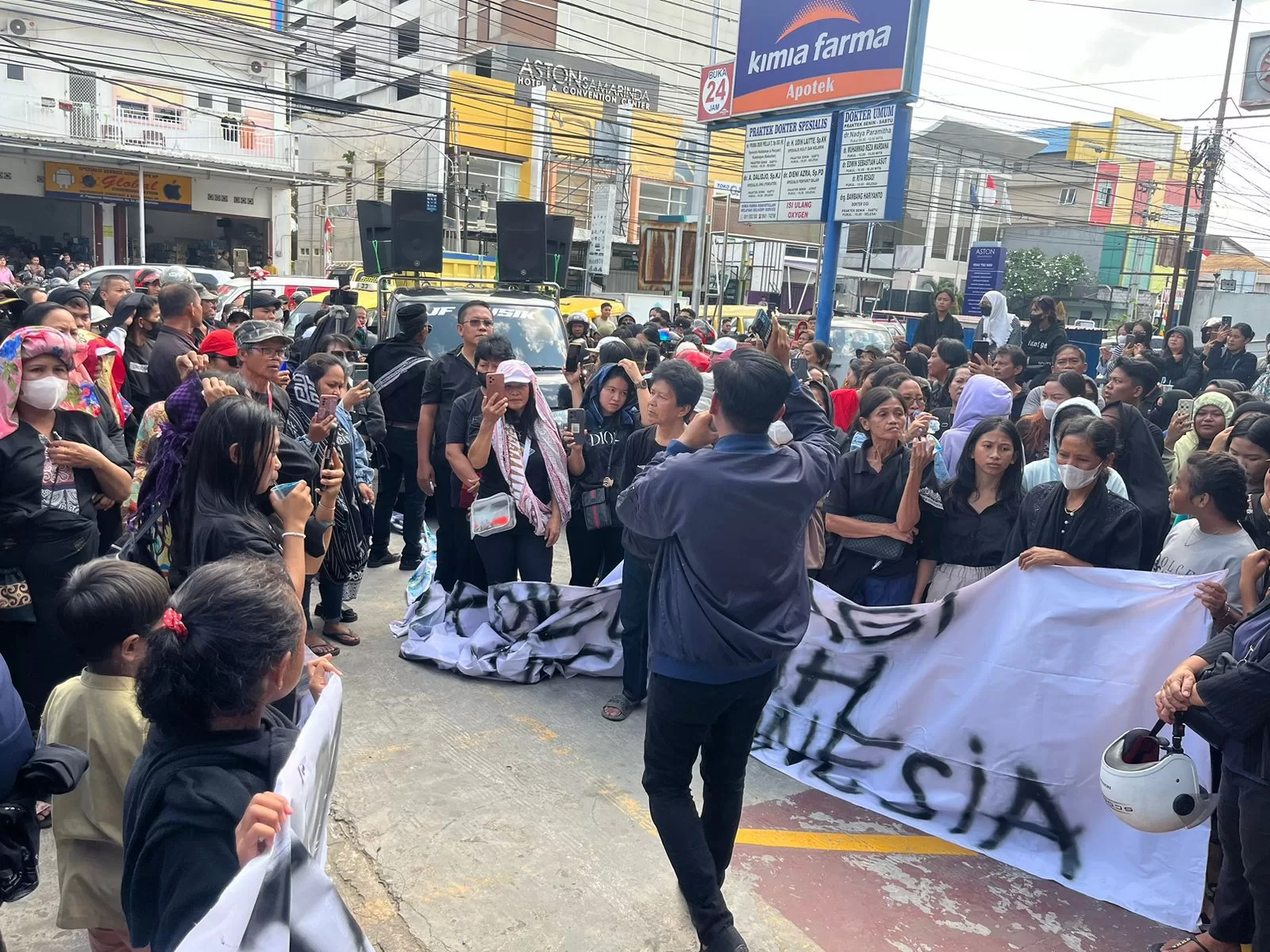 Aksi unjuk rasa di depan apotek Kimia Farma terkait penemuan jenazah di dalamnya (Foto: Yah/Klausa)