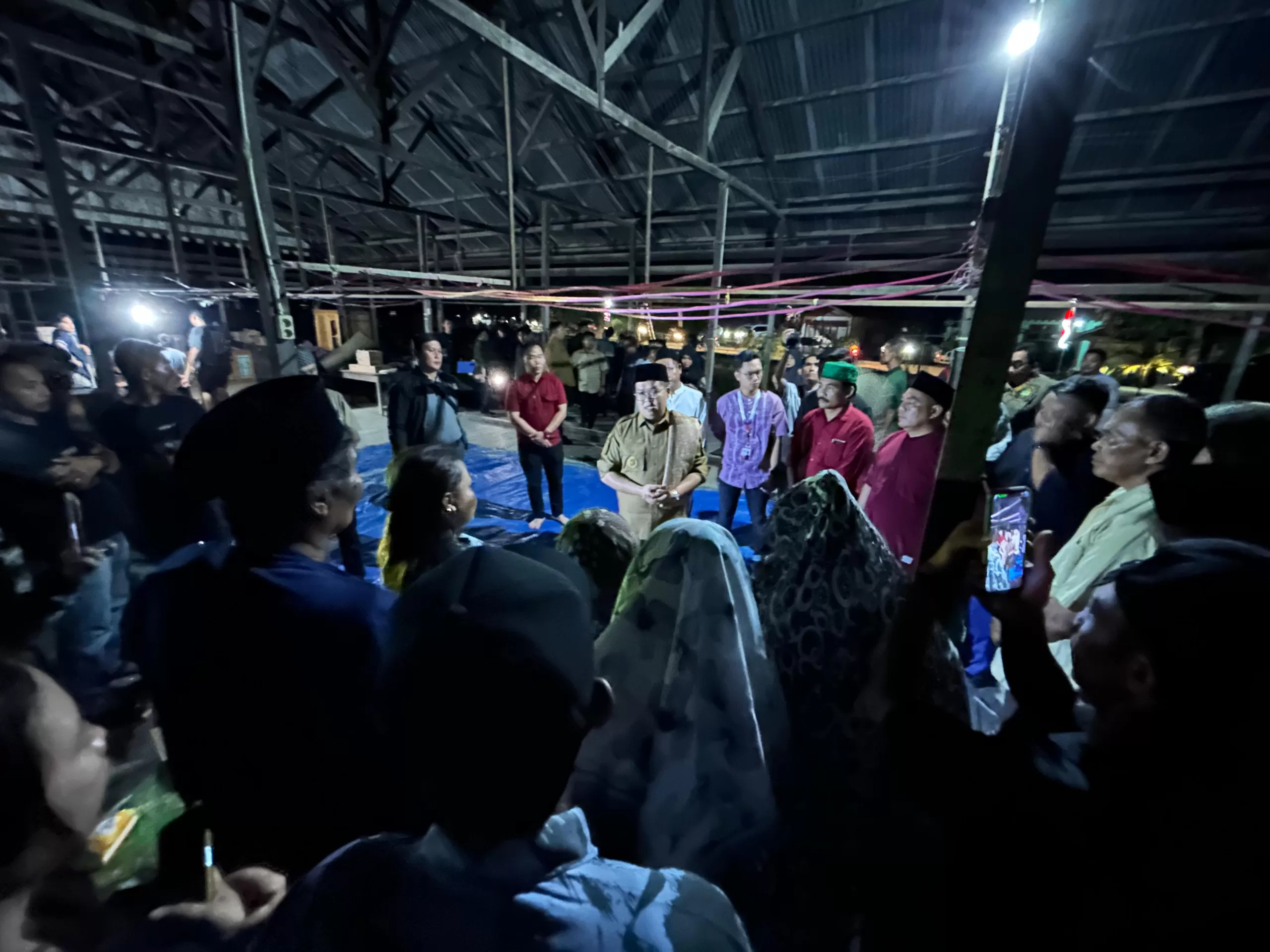 Wakil Bupati Kutai Kartanegara, Rendi Solihin mengunjungi lokasi kebakaran di Desa Sumber Sari, Kecamatan Sebulu (Foto: Istimewa)