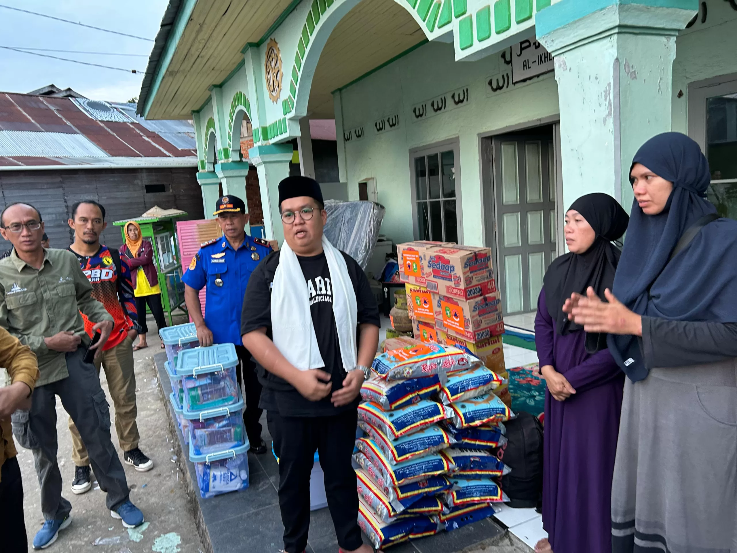 Wakil Bupati Kutai Kartanegara, Rendi Solihin mengunjungi lokasi kebakaran di Kelurahan Timbau, Tenggarong (Foto: Istimewa)