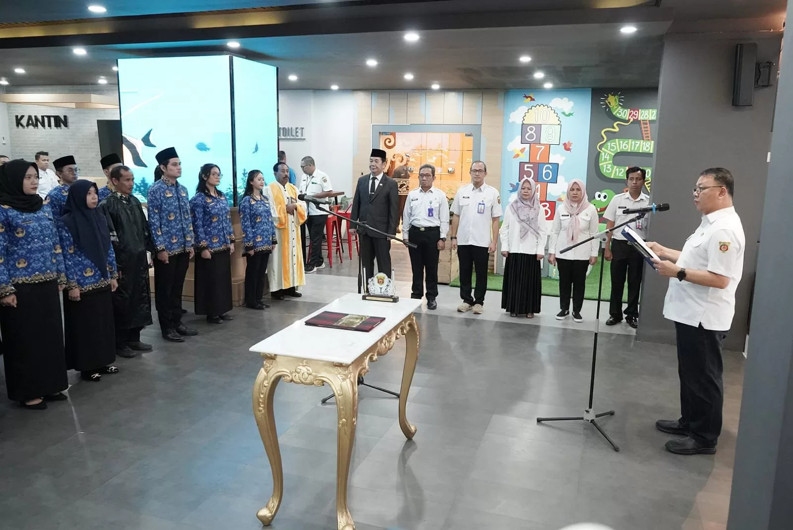 Penyerahan Surat Keputusan (SK) Pelaksanaan Sumpah Janji 22 Pegawai Pemkot Samarinda, di Anjungan Karangmumus Balkot (Foto: Yah/Klausa)