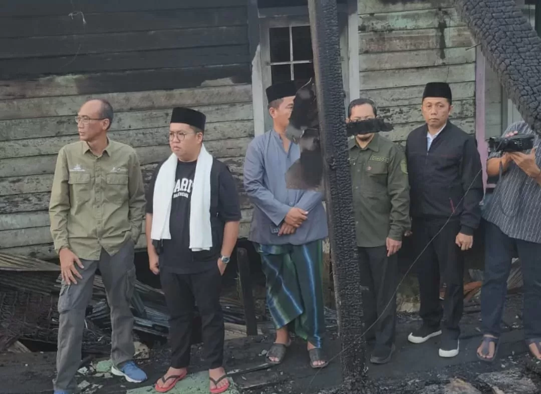 Wakil Bupati Kukar, Rendi Solihin mengunjungi lokasi kebakaran (Foto: Istimewa)