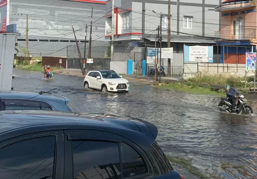 Banjir di jalan Brigjen Katamso (Foto: Yah/Klausa)