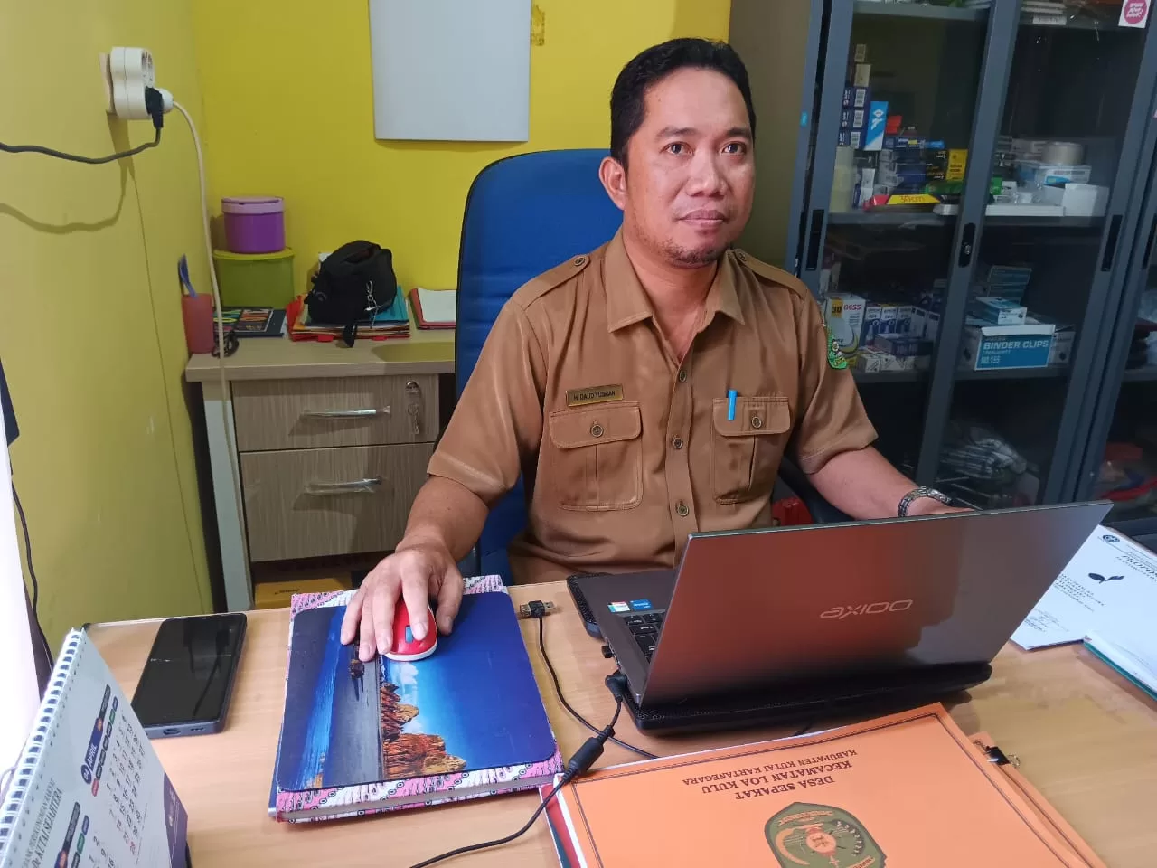 Sekretaris Desa (Sekdes) Sepakat, Daud (Foto: Klausa)