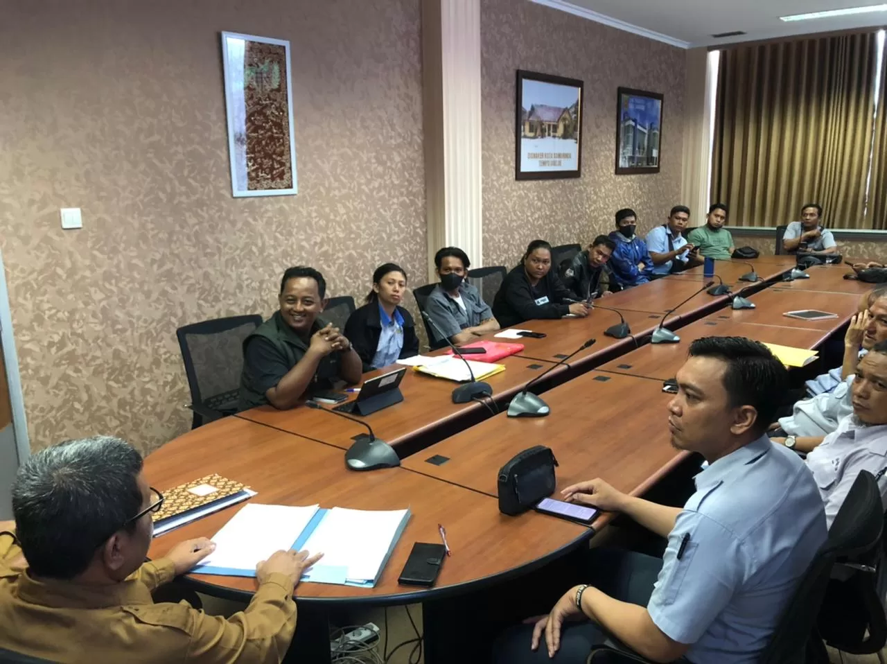 Aksi unjuk rasa oleh karryawan PT SLJ Global Tbk di kantor Disnaker Samarinda (Foto: Yah/Klausa)