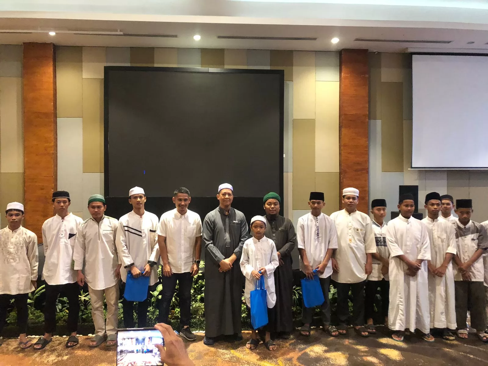 Hiswana Migas DPC Samarinda memberikan santunan kepada anak-anak panti asuhan Uswatun Hasanah. (Foto: Yah/Klausa)