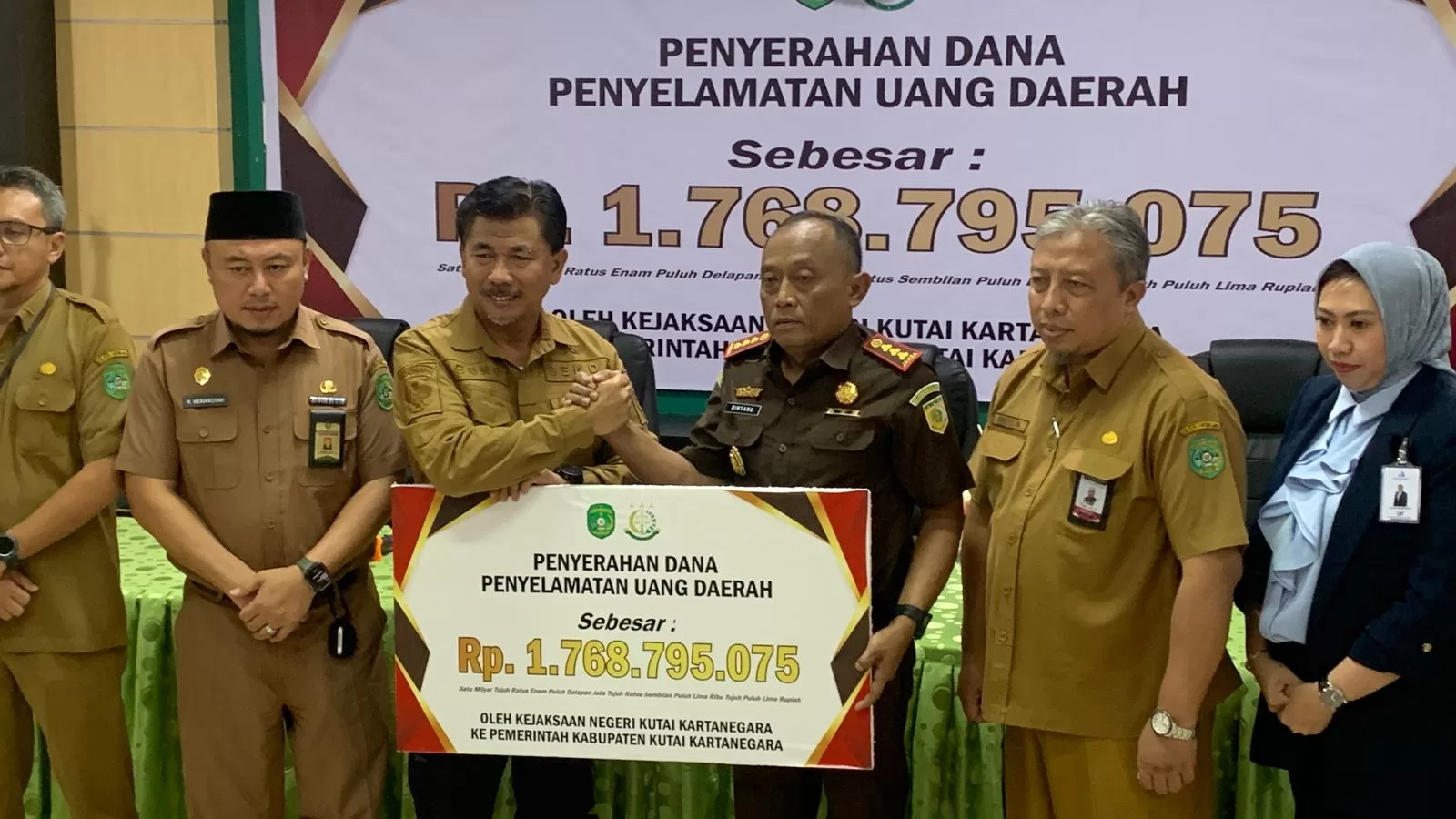 Penyerahan pengembalian kerugian keuangan negara oleh Kepala Kejari Kukar, Ari Bintang Prakosa Sejati kepada Sekda Kukar, Sunggono (Foto: Istimewa)