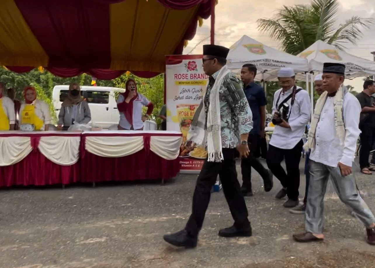 Wali Kota Samarinda, Andi Harun, saat menutup pasar murah dan buka bersama di masjid Darussa’adah (Foto: Yah/Klausa)